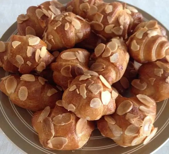 Almond-topped French choux pastries prepared for nut praline pastry cream